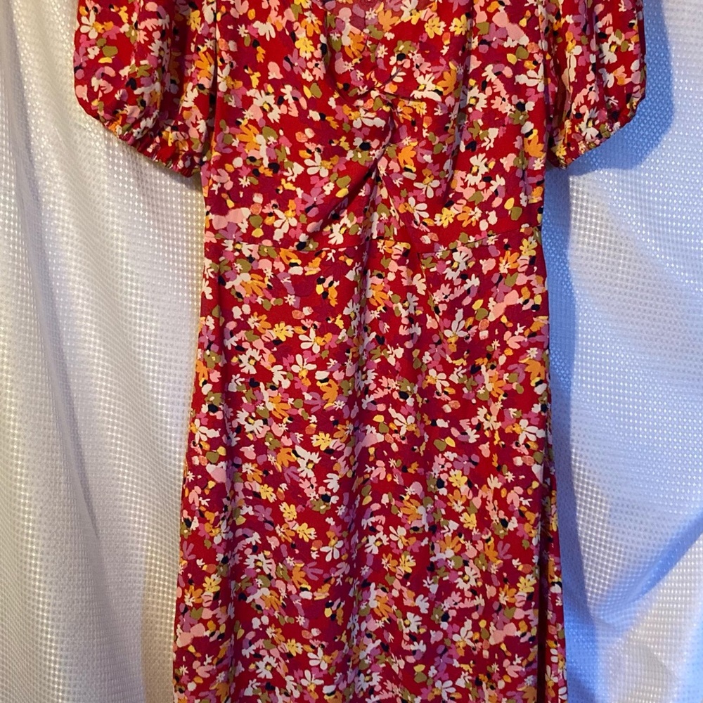 Sanctuary Size 0 Red floral dress. Short sleeve lined